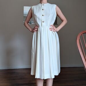 Elegant Vintage White Sleeveless Dress